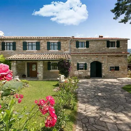 Casa Mikales
